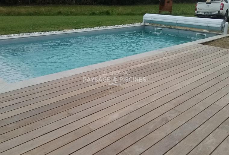 Réalisation d'une piscine traditionnelle et terrasse bois