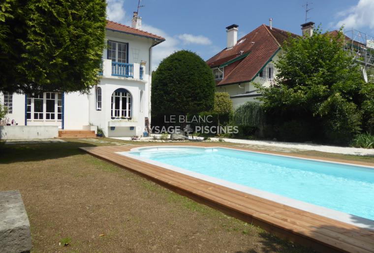 terrasse bois autour piscine et aménagement espaces de vie